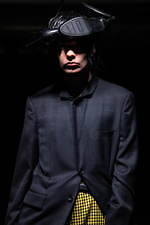 コム・デ・ギャルソン オム プリュス 2021-22年秋冬コレクション、暗闇に差す光｜写真36