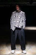 コム・デ・ギャルソン オム プリュス 2021-22年秋冬コレクション、暗闇に差す光｜写真38