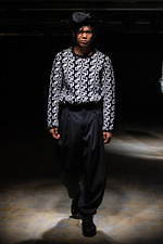 コム・デ・ギャルソン オム プリュス 2021-22年秋冬コレクション、暗闇に差す光｜写真39