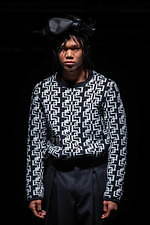 コム・デ・ギャルソン オム プリュス 2021-22年秋冬コレクション、暗闇に差す光｜写真40