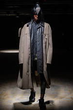 コム・デ・ギャルソン オム プリュス 2021-22年秋冬コレクション、暗闇に差す光｜写真43