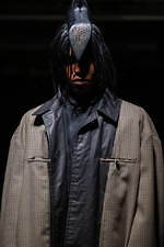 コム・デ・ギャルソン オム プリュス 2021-22年秋冬コレクション、暗闇に差す光｜写真44