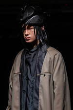 コム・デ・ギャルソン オム プリュス 2021-22年秋冬コレクション、暗闇に差す光｜写真42