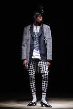 コム・デ・ギャルソン オム プリュス 2021-22年秋冬コレクション、暗闇に差す光｜写真45