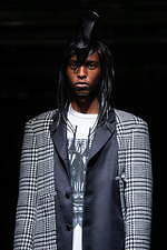 コム・デ・ギャルソン オム プリュス 2021-22年秋冬コレクション、暗闇に差す光｜写真47