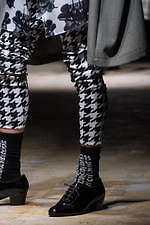 コム・デ・ギャルソン オム プリュス 2021-22年秋冬コレクション、暗闇に差す光｜写真48