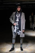 コム・デ・ギャルソン オム プリュス 2021-22年秋冬コレクション、暗闇に差す光｜写真49