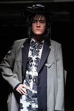 コム・デ・ギャルソン オム プリュス 2021-22年秋冬コレクション、暗闇に差す光｜写真50