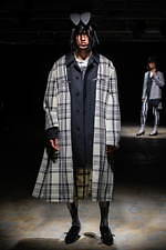 コム・デ・ギャルソン オム プリュス 2021-22年秋冬コレクション、暗闇に差す光｜写真51