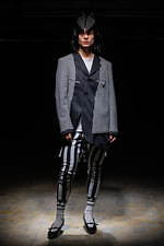 コム・デ・ギャルソン オム プリュス 2021-22年秋冬コレクション、暗闇に差す光｜写真52