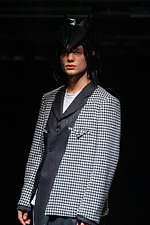 コム・デ・ギャルソン オム プリュス 2021-22年秋冬コレクション、暗闇に差す光｜写真53