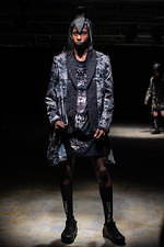 コム・デ・ギャルソン オム プリュス 2021-22年秋冬コレクション、暗闇に差す光｜写真54