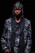 コム・デ・ギャルソン オム プリュス 2021-22年秋冬コレクション、暗闇に差す光｜写真55