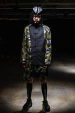 コム・デ・ギャルソン オム プリュス 2021-22年秋冬コレクション、暗闇に差す光｜写真56