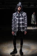 コム・デ・ギャルソン オム プリュス 2021-22年秋冬コレクション、暗闇に差す光｜写真58