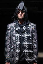 コム・デ・ギャルソン オム プリュス 2021-22年秋冬コレクション、暗闇に差す光｜写真59