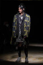 コム・デ・ギャルソン オム プリュス 2021-22年秋冬コレクション、暗闇に差す光｜写真60