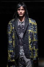 コム・デ・ギャルソン オム プリュス 2021-22年秋冬コレクション、暗闇に差す光｜写真61