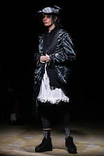 コム・デ・ギャルソン オム プリュス 2021-22年秋冬コレクション、暗闇に差す光｜写真63