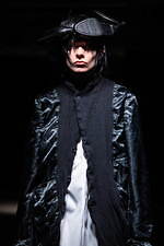 コム・デ・ギャルソン オム プリュス 2021-22年秋冬コレクション、暗闇に差す光｜写真64