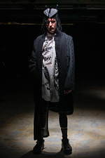 コム・デ・ギャルソン オム プリュス 2021-22年秋冬コレクション、暗闇に差す光｜写真65