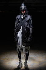 コム・デ・ギャルソン オム プリュス 2021-22年秋冬コレクション、暗闇に差す光｜写真66