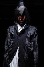 コム・デ・ギャルソン オム プリュス 2021-22年秋冬コレクション、暗闇に差す光｜写真67