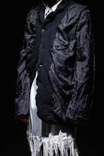 コム・デ・ギャルソン オム プリュス 2021-22年秋冬コレクション、暗闇に差す光｜写真68