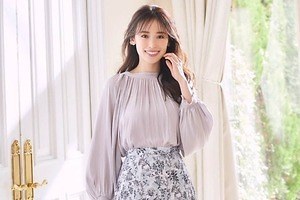 ストラ21年春新作“トワルドジュイ”着想の花柄スカート＆“しなやか”トレンチコート、泉里香が着用