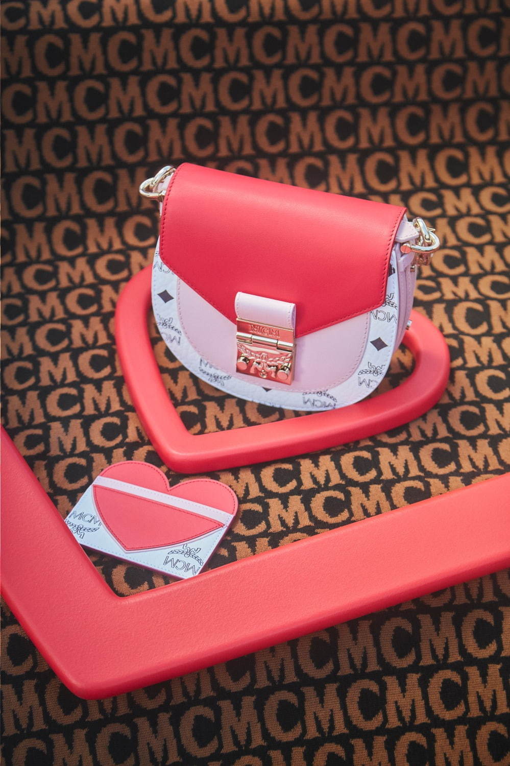 MCMのバレンタイン、“レッド＆ピンク”カラーの華やかバックパック＆“ハート”付きスマホケース｜写真3