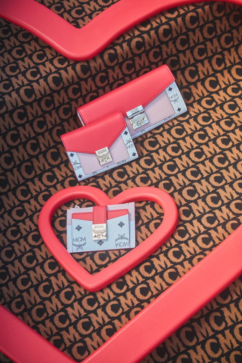 MCMのバレンタイン、“レッド＆ピンク”カラーの華やかバックパック＆“ハート”付きスマホケース｜写真2