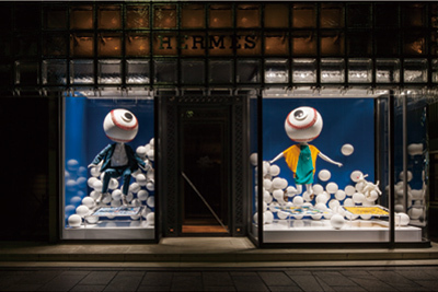 銀座メゾンエルメスのディスプレイにトランポリンが登場「ボヨ～ン ボヨ～ン」