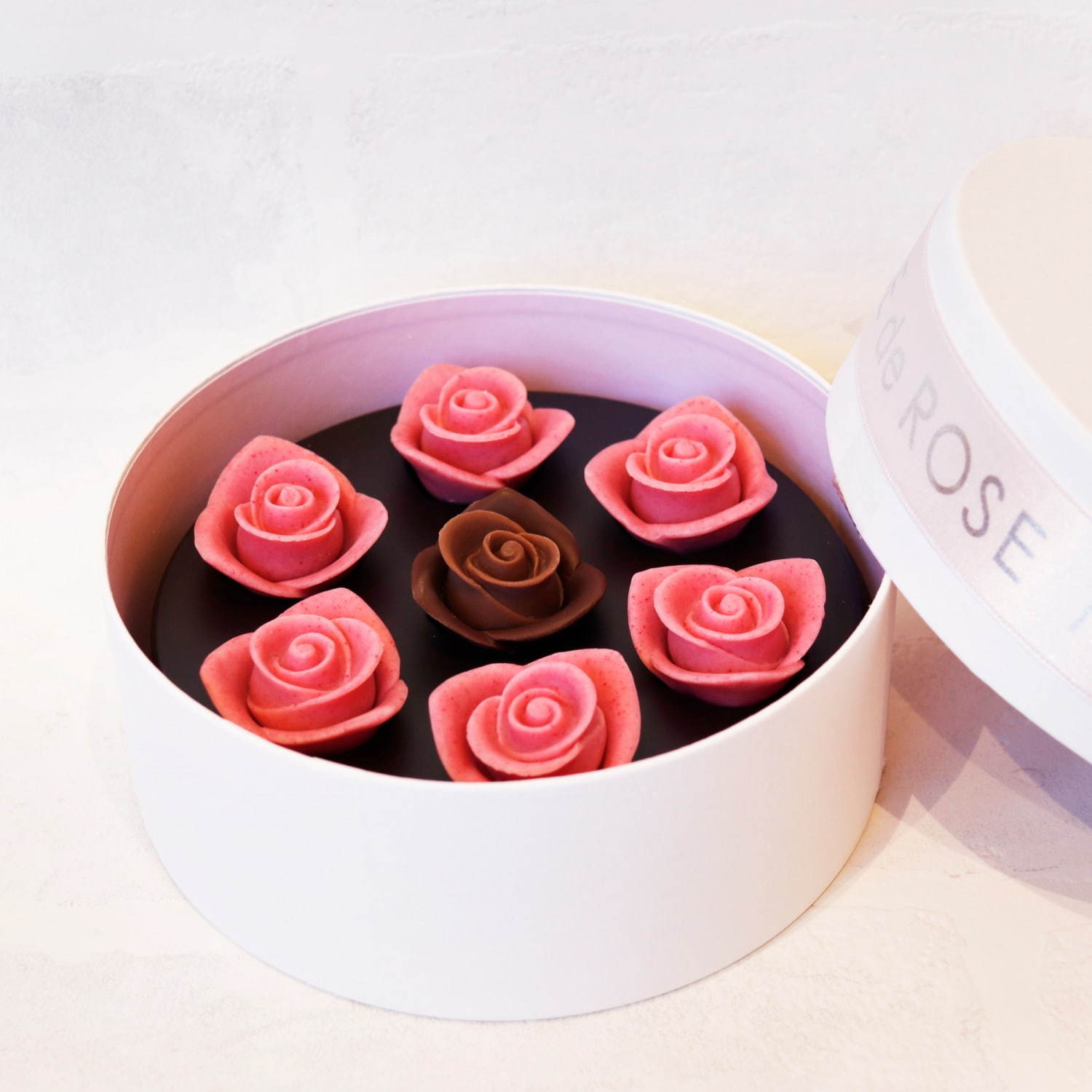 7色のバラ や ピンクのガーベラ がフルーティなチョコレートに バレンタイン限定でカレンドから発売 ファッションプレス