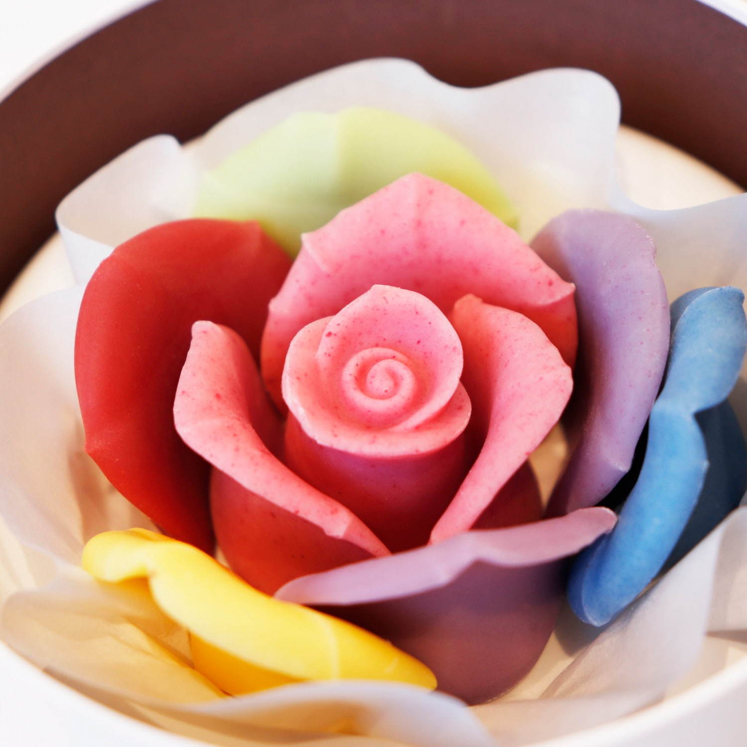 “7色のバラ”や“ピンクのガーベラ”がフルーティなチョコレートに！バレンタイン限定でカレンドから発売｜写真1