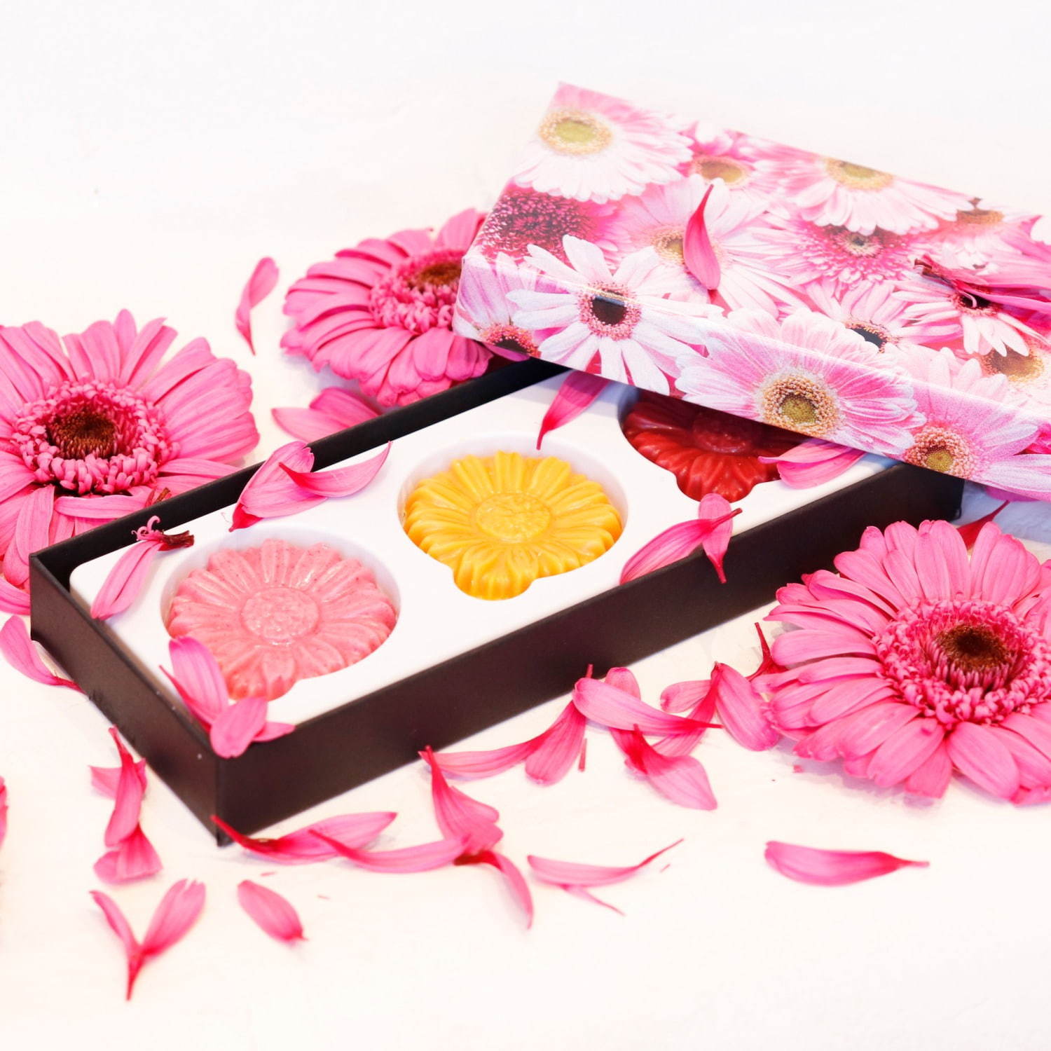“7色のバラ”や“ピンクのガーベラ”がフルーティなチョコレートに！バレンタイン限定でカレンドから発売｜写真7