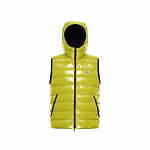 モンクレール“鮮やかカラー×光沢”メンズブルゾンなど、“ビーチサイドでのバスケットボール”をイメージ｜写真5