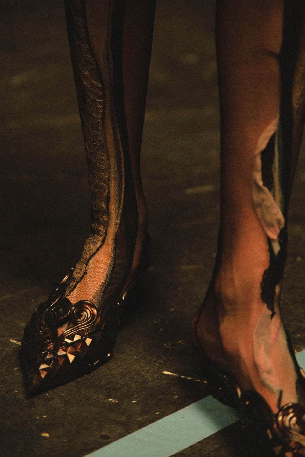 メリッサ×Y/プロジェクト“靴型の花瓶”をイメージしたシューズ、多面カット風×ロココ調装飾｜写真23
