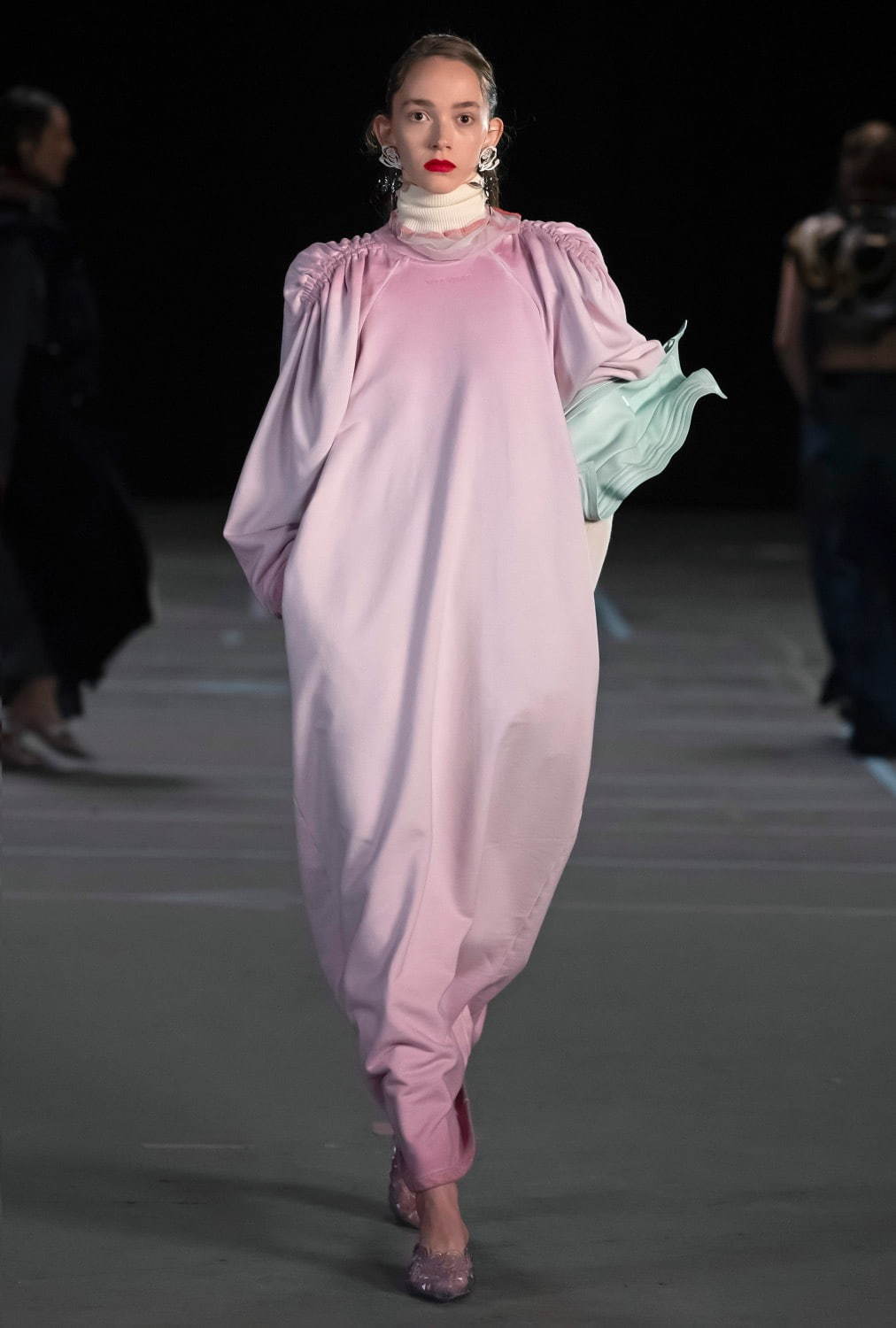 メリッサ×Y/プロジェクト“靴型の花瓶”をイメージしたシューズ、多面カット風×ロココ調装飾｜写真14