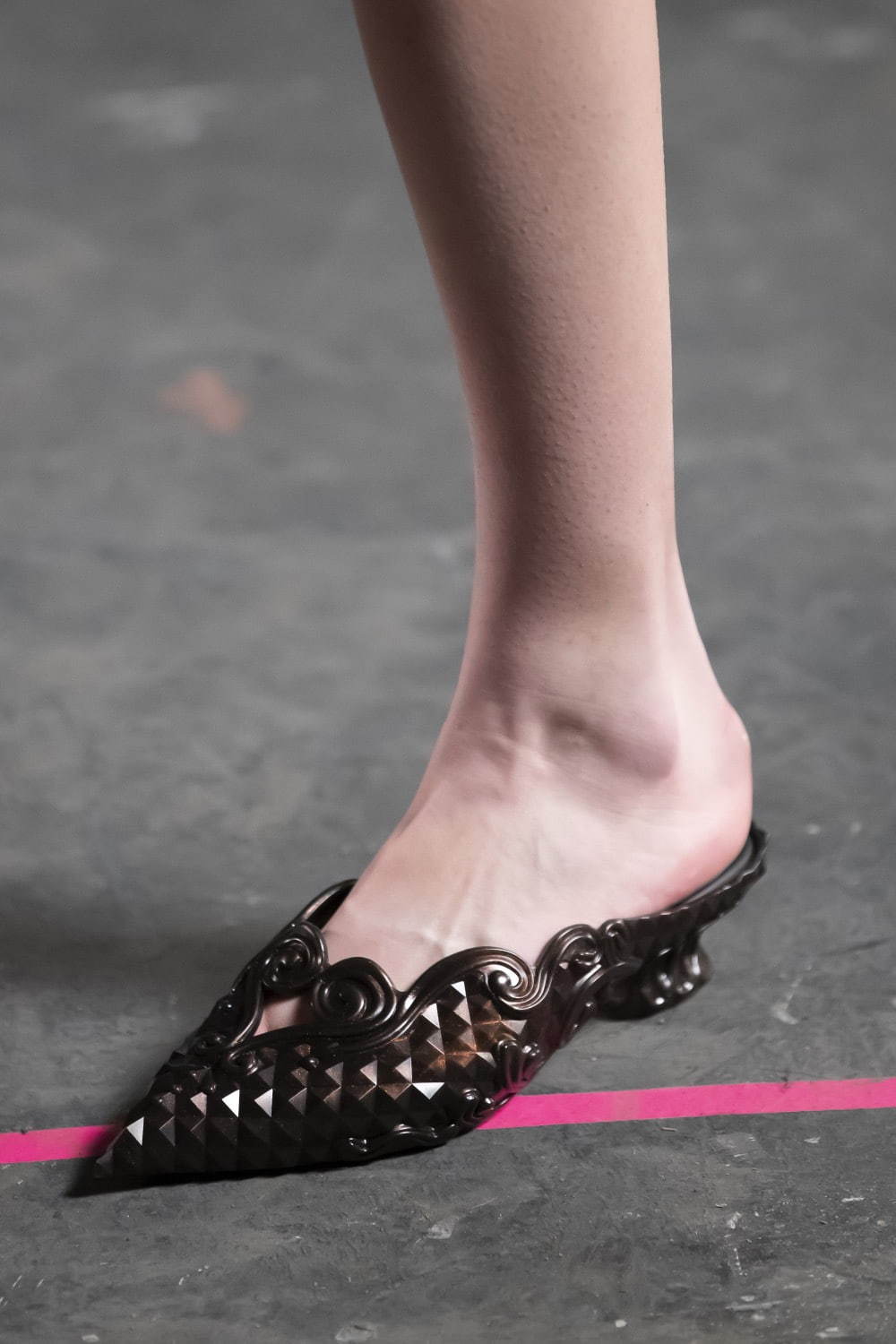 メリッサ×Y/プロジェクト“靴型の花瓶”をイメージしたシューズ、多面カット風×ロココ調装飾 - Fashion Press