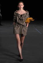 メリッサ×Y/プロジェクト“靴型の花瓶”をイメージしたシューズ、多面カット風×ロココ調装飾｜写真9