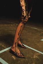 メリッサ×Y/プロジェクト“靴型の花瓶”をイメージしたシューズ、多面カット風×ロココ調装飾｜写真24