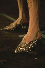 メリッサ×Y/プロジェクト“靴型の花瓶”をイメージしたシューズ、多面カット風×ロココ調装飾｜写真26