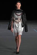 メリッサ×Y/プロジェクト“靴型の花瓶”をイメージしたシューズ、多面カット風×ロココ調装飾｜写真10