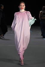 メリッサ×Y/プロジェクト“靴型の花瓶”をイメージしたシューズ、多面カット風×ロココ調装飾｜写真14