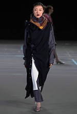 メリッサ×Y/プロジェクト“靴型の花瓶”をイメージしたシューズ、多面カット風×ロココ調装飾｜写真17