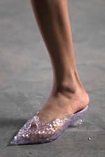 メリッサ×Y/プロジェクト“靴型の花瓶”をイメージしたシューズ、多面カット風×ロココ調装飾｜写真4