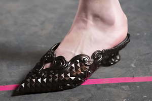 メリッサ×Y/プロジェクト“靴型の花瓶”をイメージしたシューズ、多面カット風×ロココ調装飾