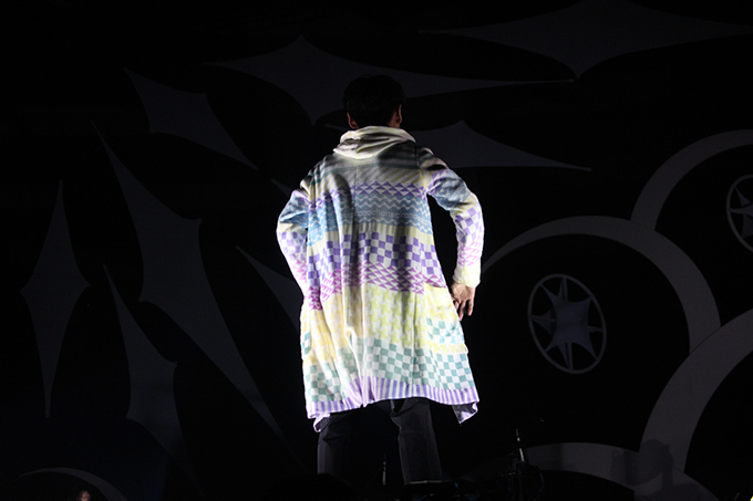 サカナクションのライブ衣装をアンリアレイジがデザイン - 光によって服の色が変化｜写真3
