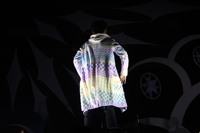 写真1 4 サカナクションのライブ衣装をアンリアレイジがデザイン 光によって服の色が変化 ファッションプレス