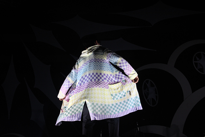 サカナクションのライブ衣装をアンリアレイジがデザイン - 光によって服の色が変化｜写真4